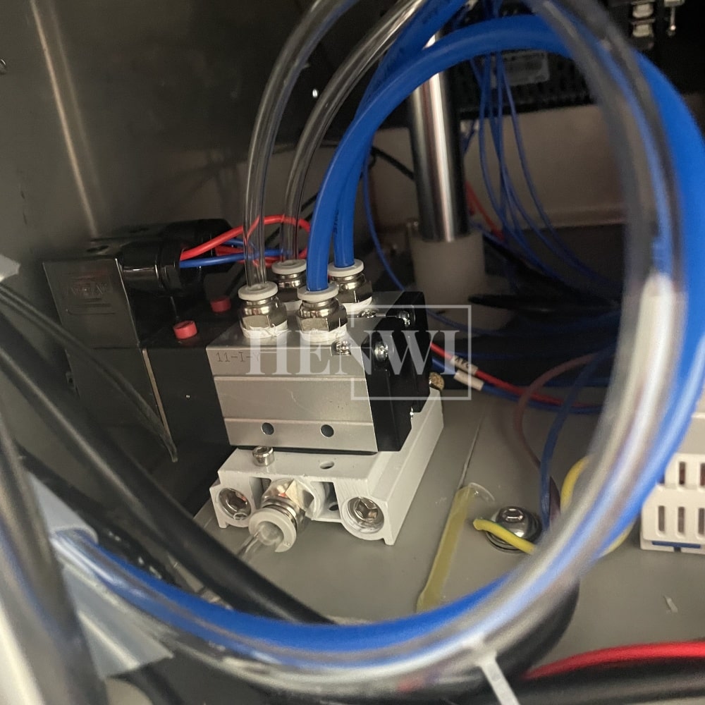 Máquina selladora y tapadora automática de botellas con 4 ruedas Henwi HWCM-W4