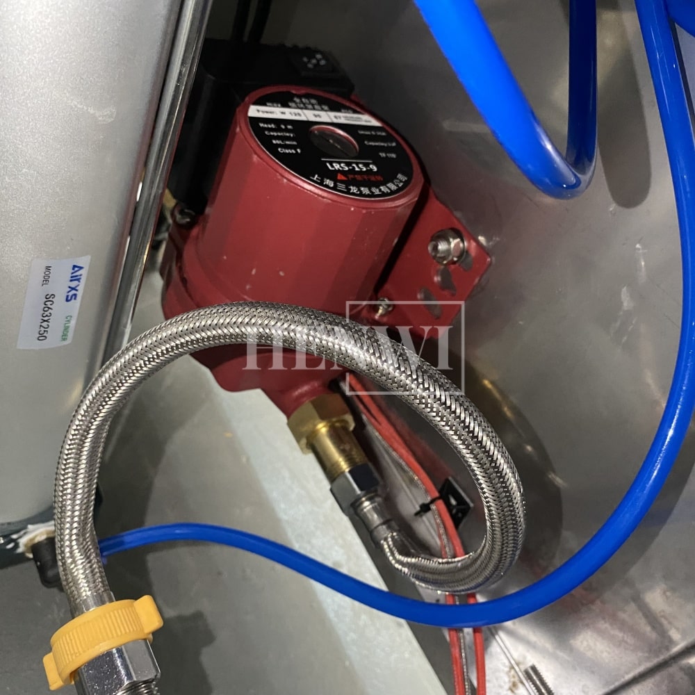 Máquina llenadora de botellas de un cabezal con mezclador y calentador de líquidos de temperatura constante semiautomática con 1 boquilla Henwi HWFM-S-CTF