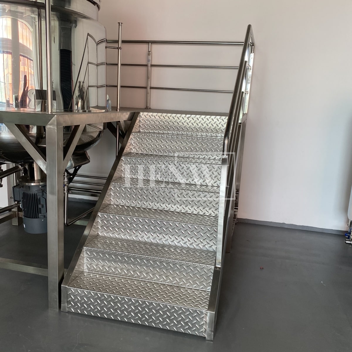 Henwi HWHM-F-1000L Fixed Platform Model Half-Opened Foldable Cover Homogenizing Heating Mixer Tank Machine