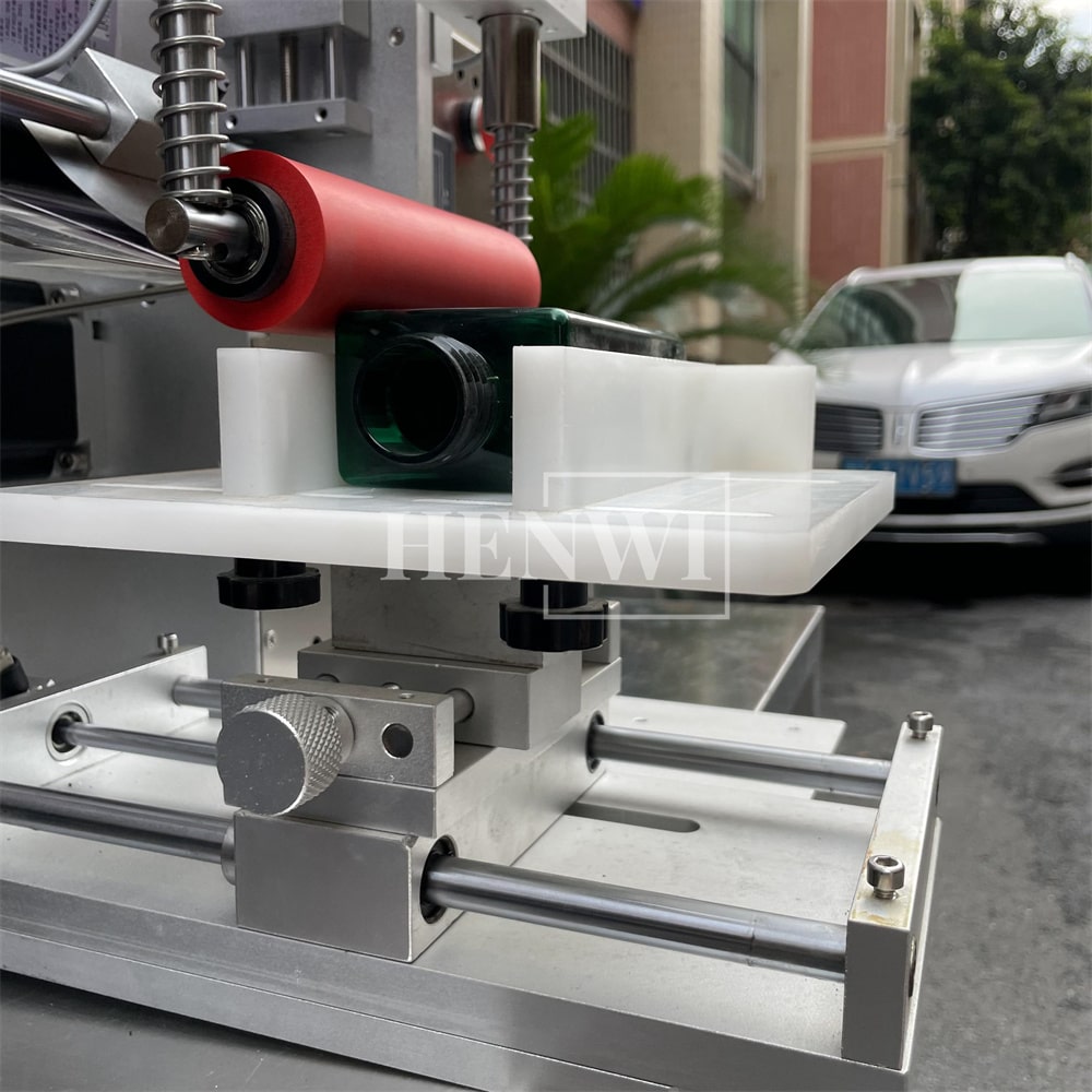 Henwi HWLM- 1 or 2 Sides Semi Auto Square Bottle Jar Labeling Machine Self-Adhesive Sticker Plastic Aluminum Jar Glass Bottle Shampoo Liquid Soap Hand Gel Labeling Machine
