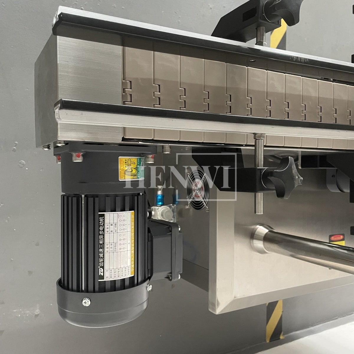 Henwi HWFCL-4 Nozzles Automatic Liquid Bottling Filling Packing Machine with 2 Stations Cap Capping Sealing Machine with Round Bottle Labeling Machine Line