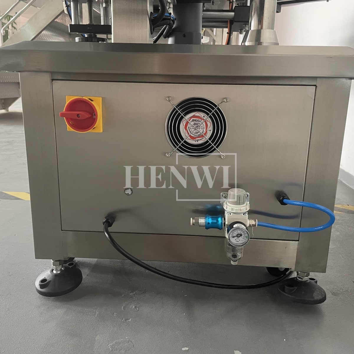 Henwi HWFCL-Automatic 1 Nozzle Gear Pump Liquid Filling Machine with 4 Wheels 1 Station Capping Machine with Round Bottle Labeling Machine