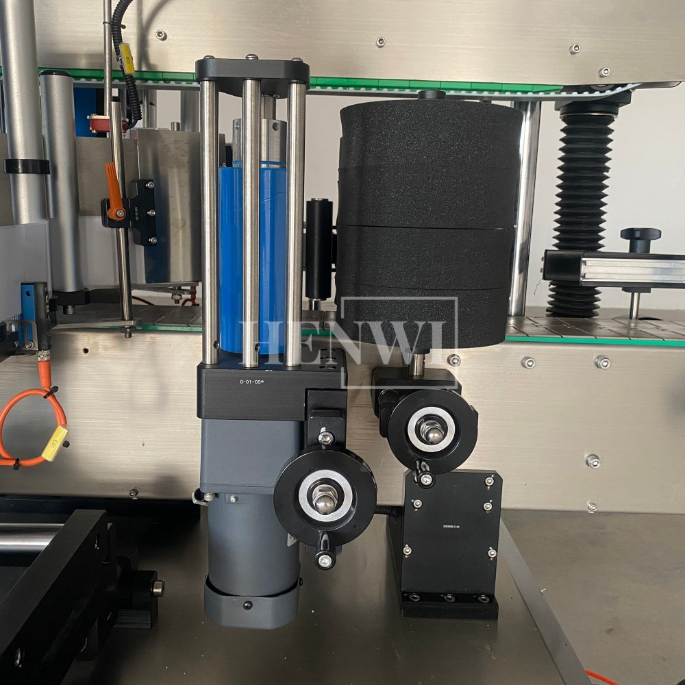 Henwi HWFCL- 4 Nozzles Moving Tracking Model Liquid Bottling Filling Packing Machine with 8 Wheels Continuously High Speed Capping Machine with Double Sides Square & Round Bottle Labeling Machine