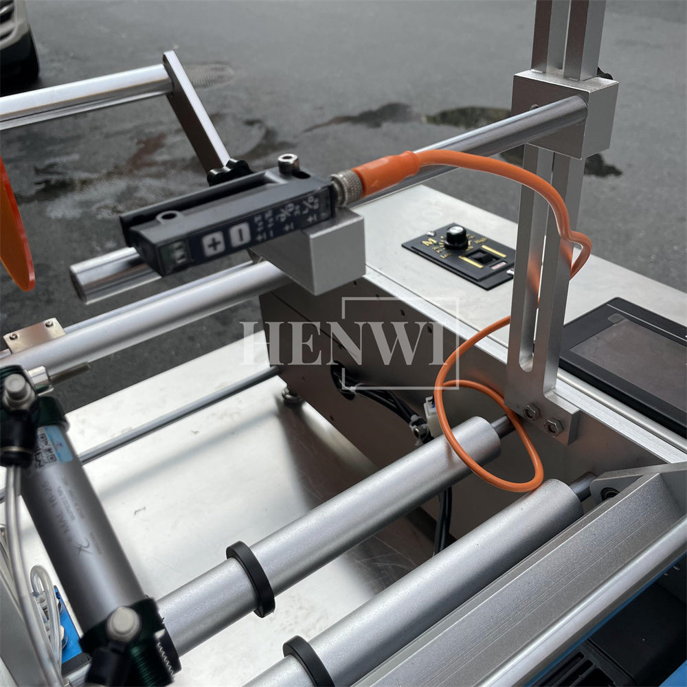 Henwi HWLM-S-HR Semi Auto Horizontal Model Round Bottle Jar Labeller Machine Self-Adhesive Sticker Labeling Machine