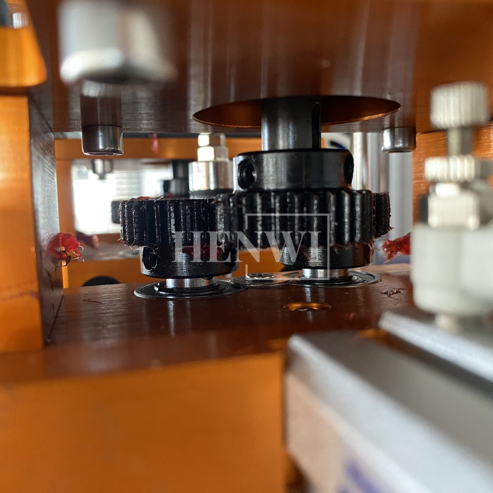 Henwi HWCM-S-W4 Semi-Auto Desktop 4 Wheels Capper Bottle Screwing Capping Sealing Machine Cover Manual Sealer Machine