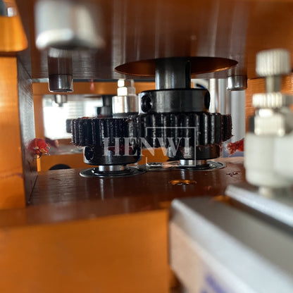 Henwi HWCM-S-W4 Semi-Auto Desktop 4 Wheels Capper Bottle Screwing Capping Sealing Machine Cover Manual Sealer Machine