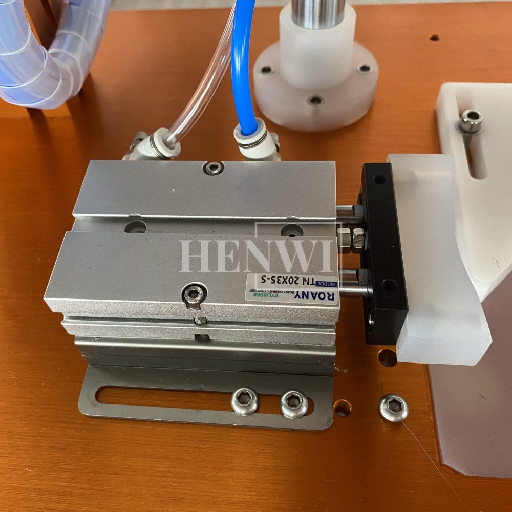 Henwi HWCM-S-W4 Semi-Auto Desktop 4 Wheels Capper Bottle Screwing Capping Sealing Machine Cover Manual Sealer Machine