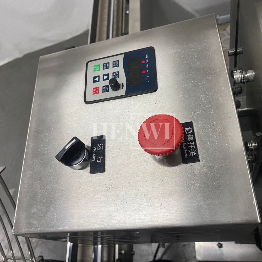 Henwi HWCM-W4x2 Automatic 2 Stations 4 Wheels Capper Bottle Screwing Capping Sealing Machine Cover Sealer with Automatic Cap Lifting Elevator Feeding Machine