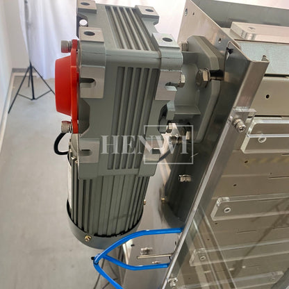 Henwi HWCM-W4x2 Automatic 2 Stations 4 Wheels Capper Bottle Screwing Capping Sealing Machine Cover Sealer with Automatic Cap Lifting Elevator Feeding Machine