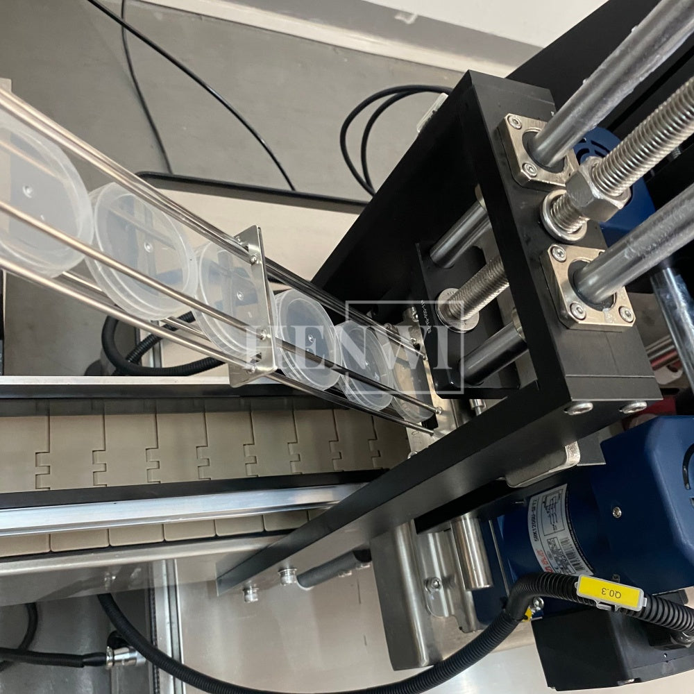 Henwi HWCM-W4x2 Automatic 2 Stations 4 Wheels Capper Bottle Screwing Capping Sealing Machine Cover Sealer with Automatic Cap Lifting Elevator Feeding Machine