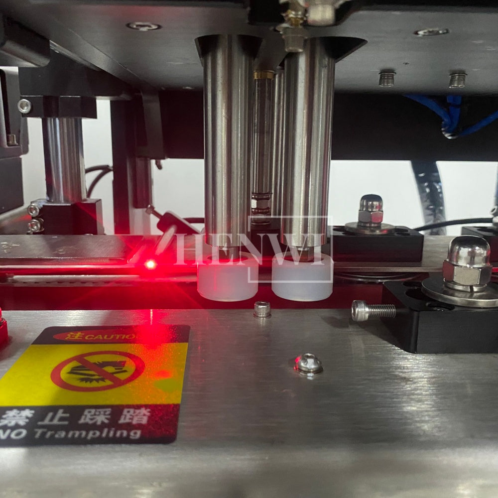 Henwi HWCM-W4x2 Automatic 2 Stations 4 Wheels Capper Bottle Screwing Capping Sealing Machine Cover Sealer with Automatic Cap Lifting Elevator Feeding Machine