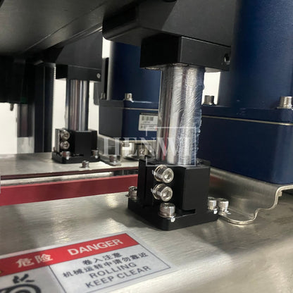 Henwi HWCM-W4x2 Automatic 2 Stations 4 Wheels Capper Bottle Screwing Capping Sealing Machine Cover Sealer with Automatic Cap Lifting Elevator Feeding Machine