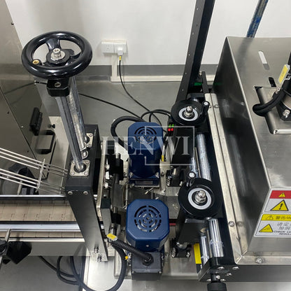 Henwi HWCM-W4x2 Automatic 2 Stations 4 Wheels Capper Bottle Screwing Capping Sealing Machine Cover Sealer with Automatic Cap Lifting Elevator Feeding Machine
