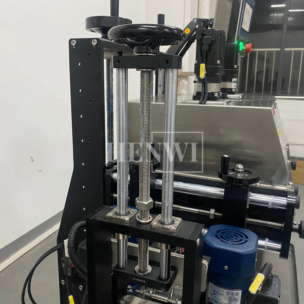 Henwi HWCM-W4x2 Automatic 2 Stations 4 Wheels Capper Bottle Screwing Capping Sealing Machine Cover Sealer with Automatic Cap Lifting Elevator Feeding Machine