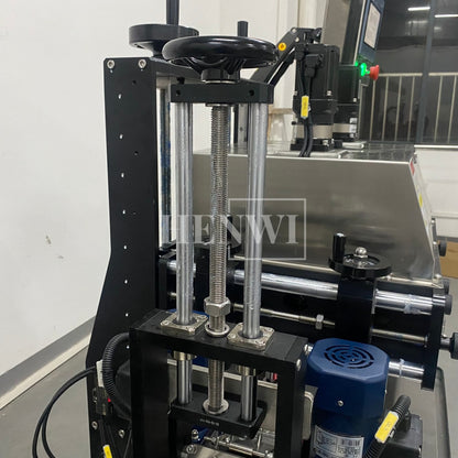 Henwi HWCM-W4x2 Automatic 2 Stations 4 Wheels Capper Bottle Screwing Capping Sealing Machine Cover Sealer with Automatic Cap Lifting Elevator Feeding Machine