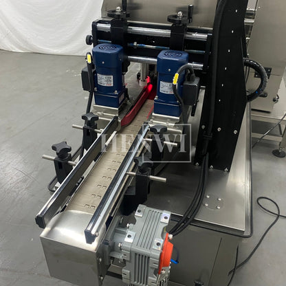 Henwi HWCM-W4x2 Automatic 2 Stations 4 Wheels Capper Bottle Screwing Capping Sealing Machine Cover Sealer with Automatic Cap Lifting Elevator Feeding Machine
