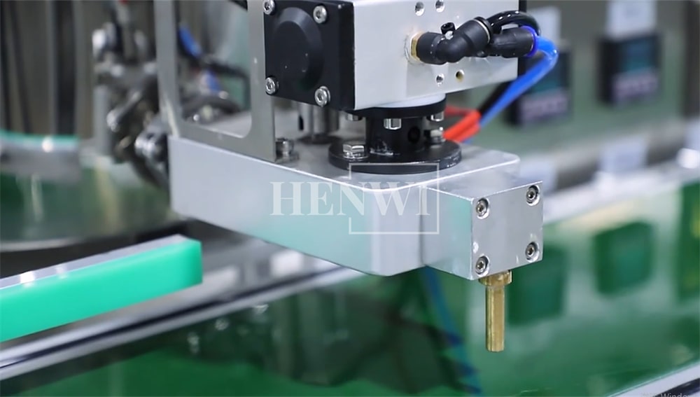 Henwi HWFM-F-CTF 1 Nozzle Full-Auto Constant Temperature Liquid Mixing Heating Bottling Filling Machine One Head Bottle Filler With Mixer Heater With Conveyor Belt