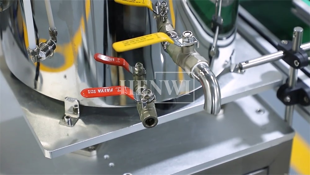 Henwi HWFM-F-CTF 1 Nozzle Full-Auto Constant Temperature Liquid Mixing Heating Bottling Filling Machine One Head Bottle Filler With Mixer Heater With Conveyor Belt
