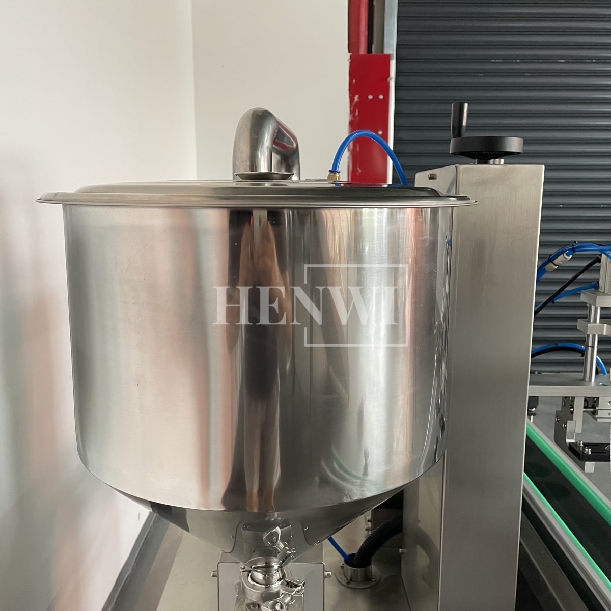 Henwi HWFM-G-1 One Nozzle Gear Pump Model Automatic Liquid Bottling Filling Packing Machine 1 Head Bottle Filler