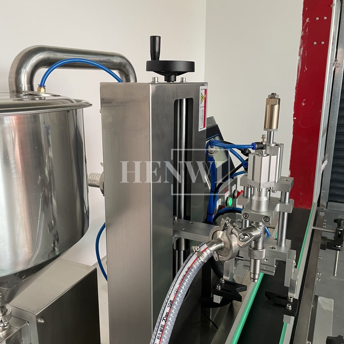 Henwi HWFM-G-1 One Nozzle Gear Pump Model Automatic Liquid Bottling Filling Packing Machine 1 Head Bottle Filler