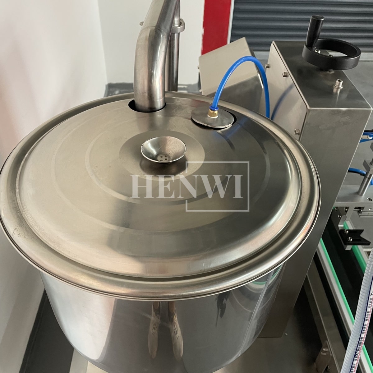 Henwi HWFM-G-1 One Nozzle Gear Pump Model Automatic Liquid Bottling Filling Packing Machine 1 Head Bottle Filler