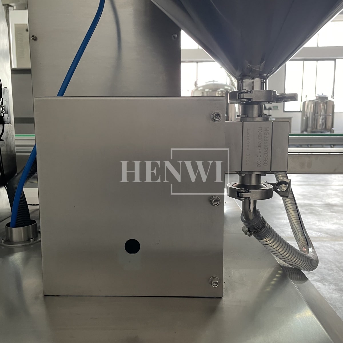 Henwi HWFM-G-1 One Nozzle Gear Pump Model Automatic Liquid Bottling Filling Packing Machine 1 Head Bottle Filler