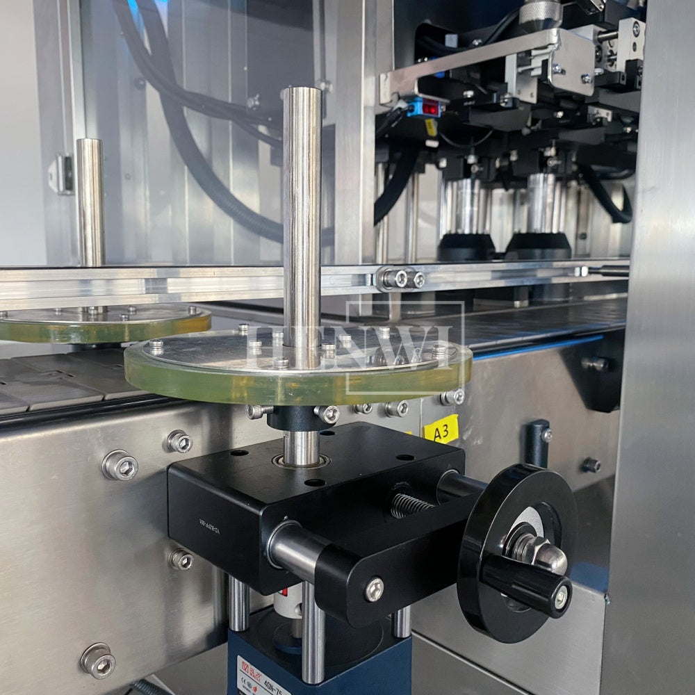 Henwi HWFM-T-4 Four Nozzles Tracking Model Automatic Liquid Bottling Filling Packing Machine 4 Heads Bottle Moving Filler