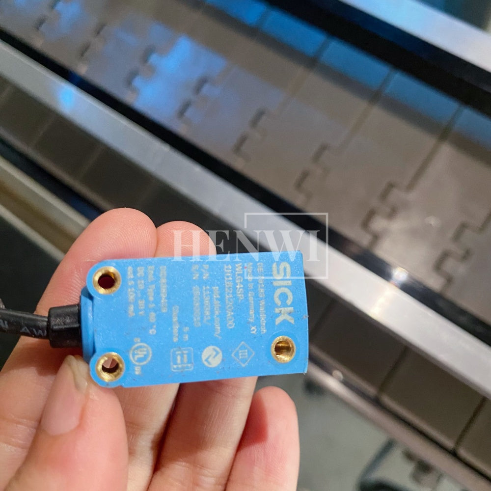 Henwi HWFM-T-4 Four Nozzles Tracking Model Automatic Liquid Bottling Filling Packing Machine 4 Heads Bottle Moving Filler