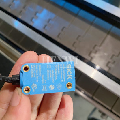 Henwi HWFM-T-4 Four Nozzles Tracking Model Automatic Liquid Bottling Filling Packing Machine 4 Heads Bottle Moving Filler