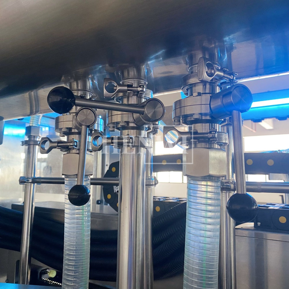 Henwi HWFM-T-4 Four Nozzles Tracking Model Automatic Liquid Bottling Filling Packing Machine 4 Heads Bottle Moving Filler