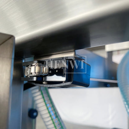 Henwi HWFM-T-4 Four Nozzles Tracking Model Automatic Liquid Bottling Filling Packing Machine 4 Heads Bottle Moving Filler