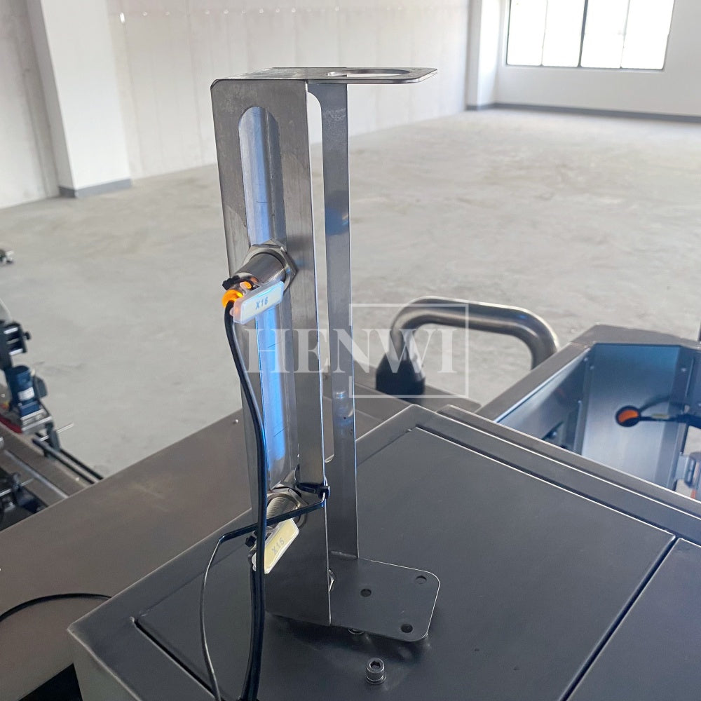 Henwi HWFM-T-4 Four Nozzles Tracking Model Automatic Liquid Bottling Filling Packing Machine 4 Heads Bottle Moving Filler