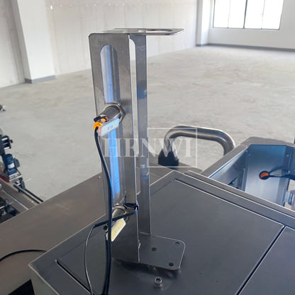 Henwi HWFM-T-4 Four Nozzles Tracking Model Automatic Liquid Bottling Filling Packing Machine 4 Heads Bottle Moving Filler