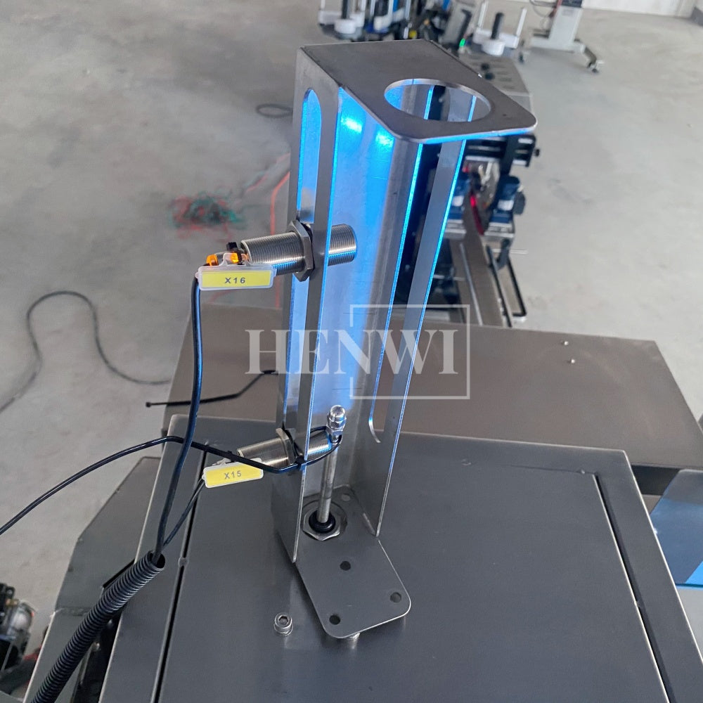 Henwi HWFM-T-4 Four Nozzles Tracking Model Automatic Liquid Bottling Filling Packing Machine 4 Heads Bottle Moving Filler