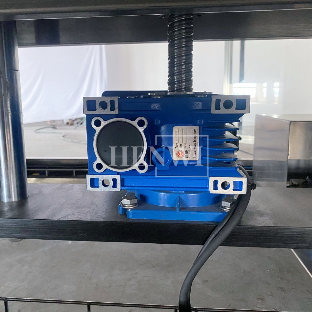 Henwi HWFM-T-4 Four Nozzles Tracking Model Automatic Liquid Bottling Filling Packing Machine 4 Heads Bottle Moving Filler