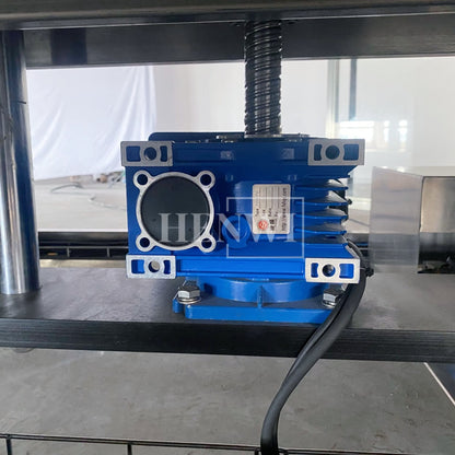 Henwi HWFM-T-4 Four Nozzles Tracking Model Automatic Liquid Bottling Filling Packing Machine 4 Heads Bottle Moving Filler