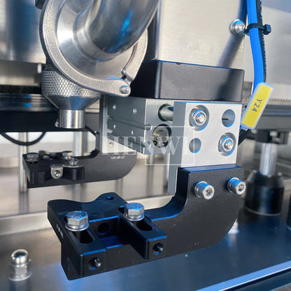 Henwi HWFM-T-4 Four Nozzles Tracking Model Automatic Liquid Bottling Filling Packing Machine 4 Heads Bottle Moving Filler