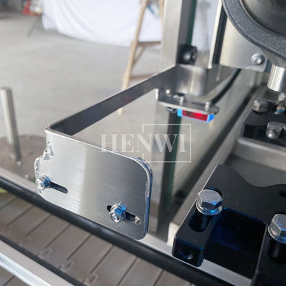 Henwi HWFM-T-4 Four Nozzles Tracking Model Automatic Liquid Bottling Filling Packing Machine 4 Heads Bottle Moving Filler