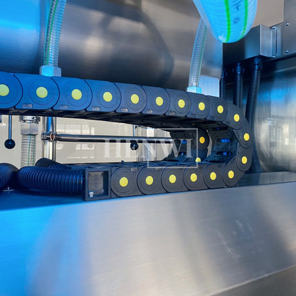 Henwi HWFM-T-4 Four Nozzles Tracking Model Automatic Liquid Bottling Filling Packing Machine 4 Heads Bottle Moving Filler