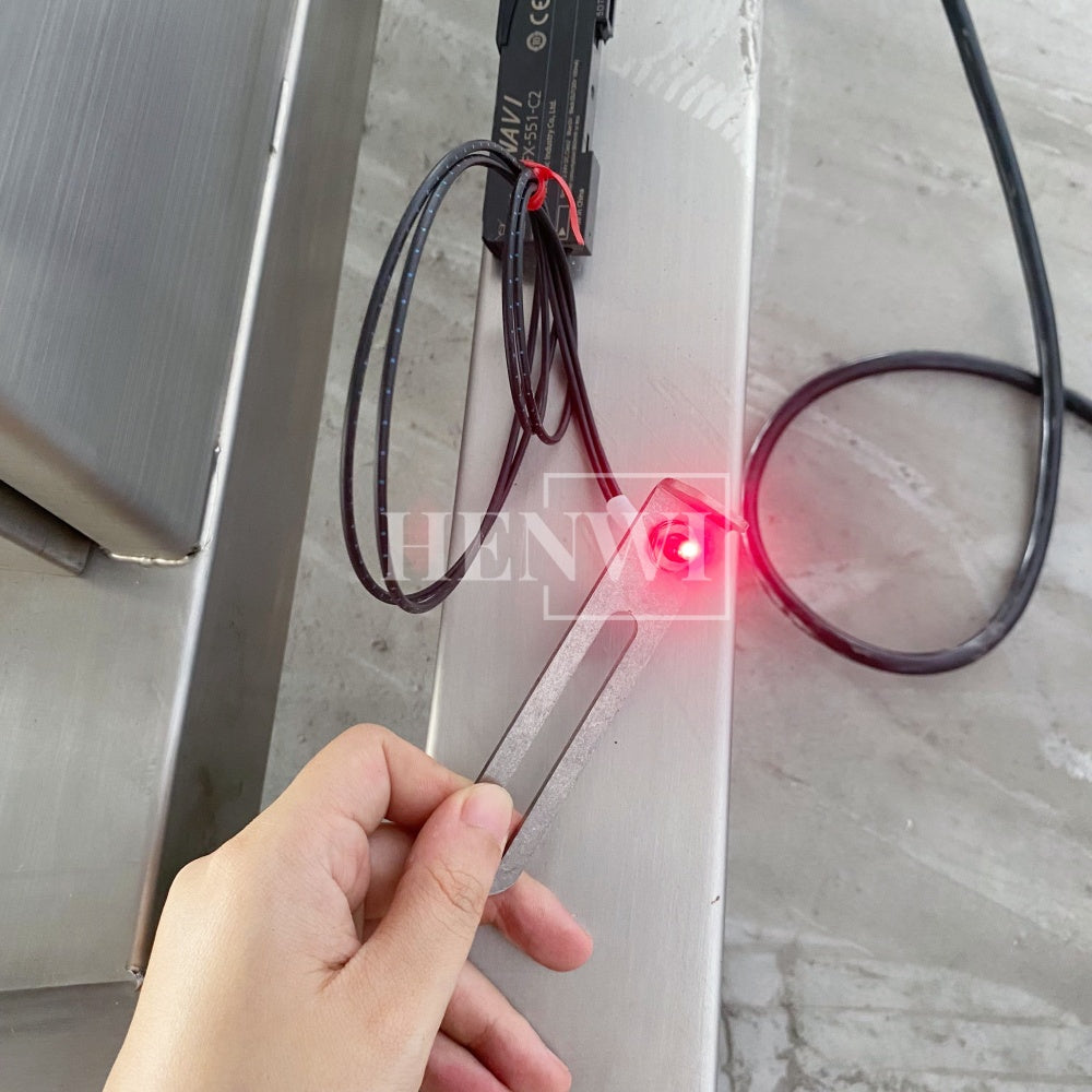 Henwi HWLM-MTF Automatic Mobile Bottle Jar Flat Top / Box Case Sides Labeller Machine Self-Adhesive Sticker Labeling Machine