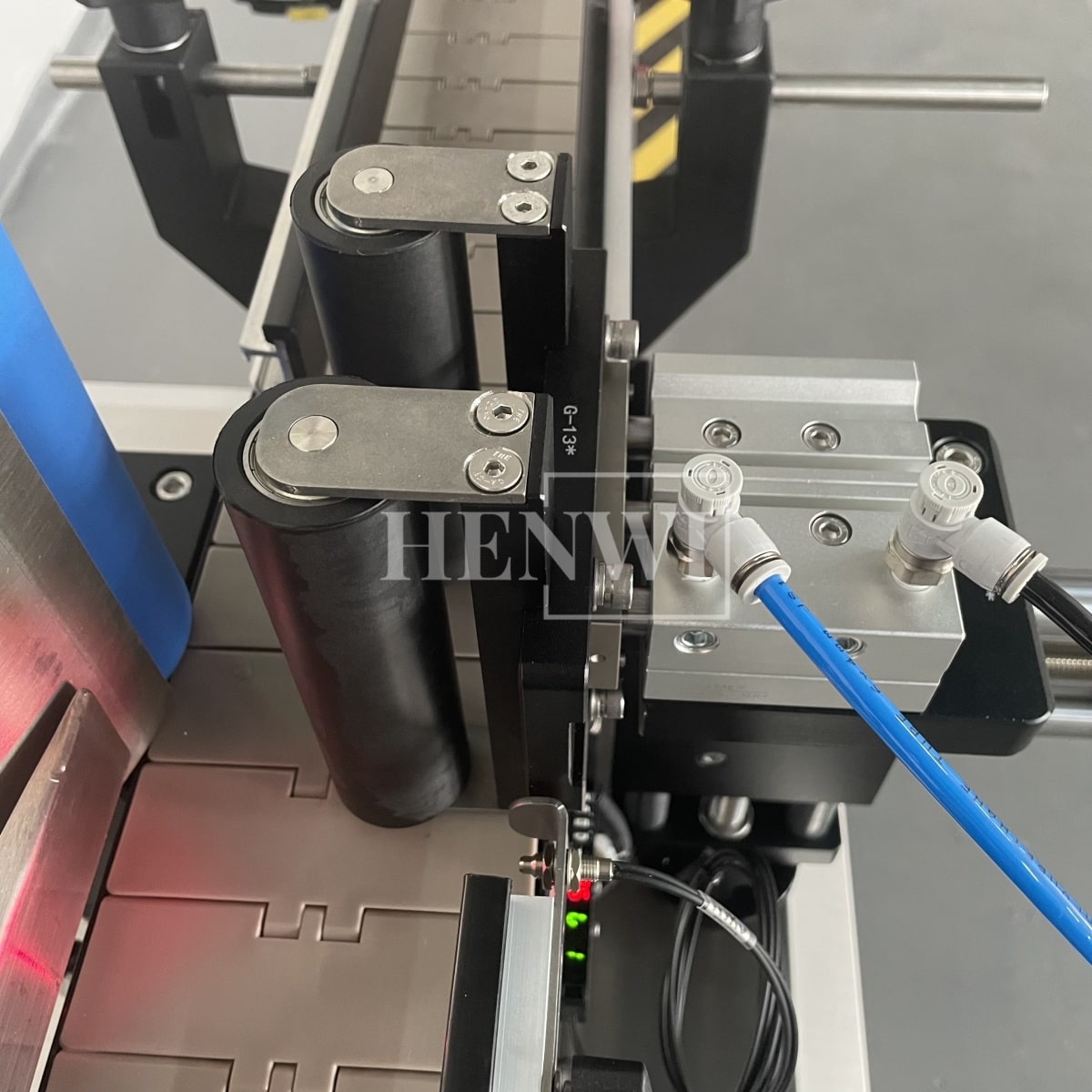 Henwi HWLM-R Automatic Round Bottle Jar Labeller Machine Self-Adhesive Sticker Labeling Machine