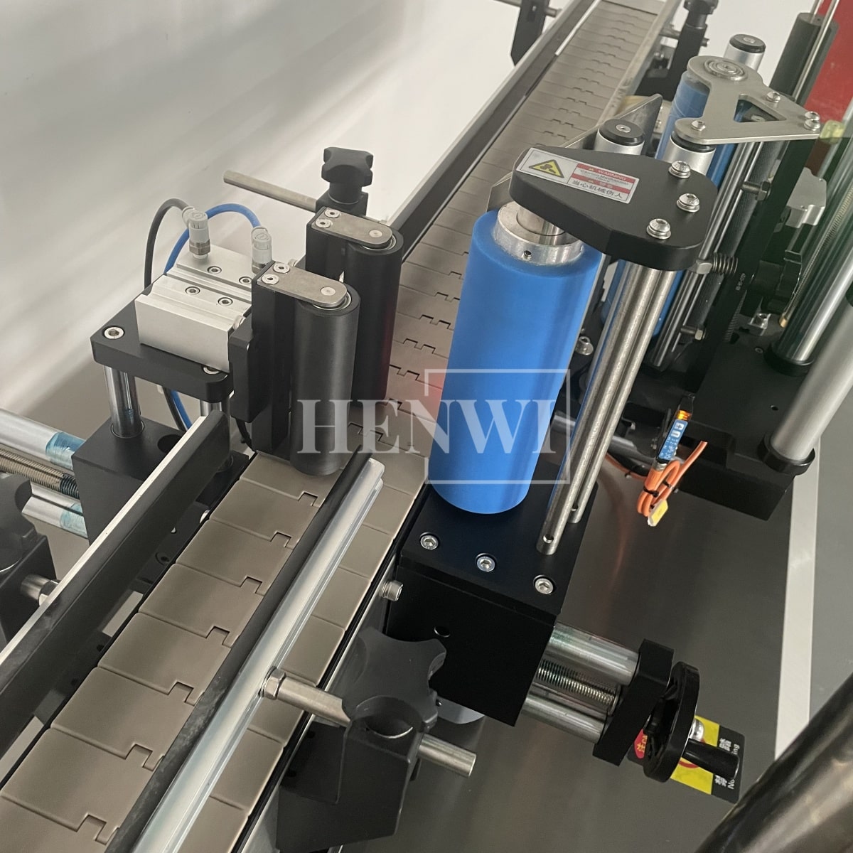 Henwi HWLM-R Automatic Round Bottle Jar Labeller Machine Self-Adhesive Sticker Labeling Machine