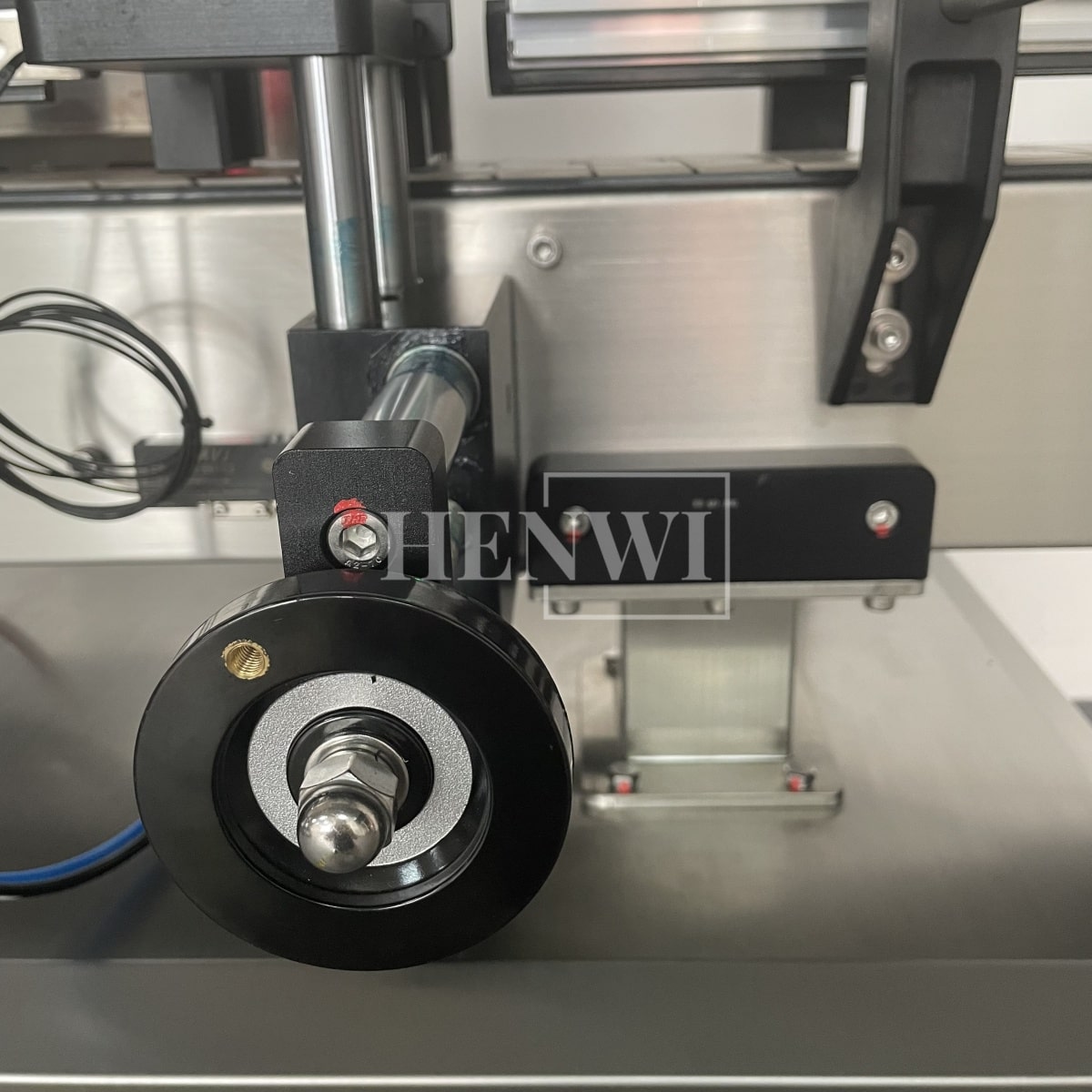 Henwi HWLM-R Automatic Round Bottle Jar Labeller Machine Self-Adhesive Sticker Labeling Machine