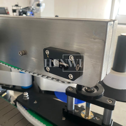 Henwi HWLM-RS Automatic Round Bottle & Square Bottle Double Side Labeller Machine Self-Adhesive Sticker Labeling Machine