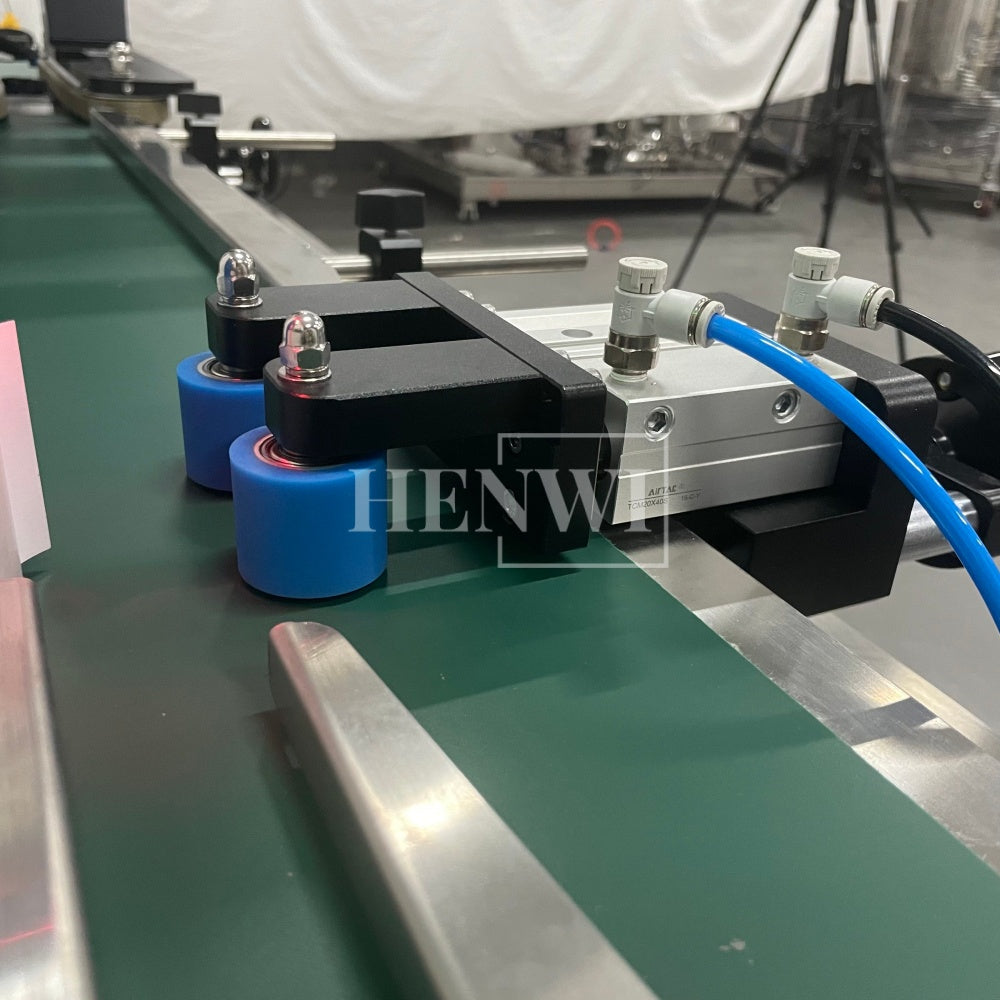 Henwi HWLM-RSTB Automatic Round Bottle & Square Bottle Top & Bottom Double Side Labeller Machine Self-Adhesive Sticker Labeling Machine