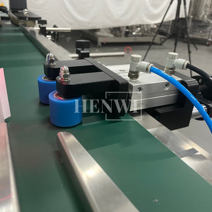 Henwi HWLM-RSTB Automatic Round Bottle & Square Bottle Top & Bottom Double Side Labeller Machine Self-Adhesive Sticker Labeling Machine