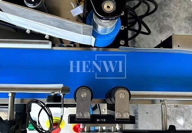 Henwi HWLM-S-VR Manual Vertical Model Round Bottle Jar Labeller Machine Self-Adhesive Sticker Labeling Machine