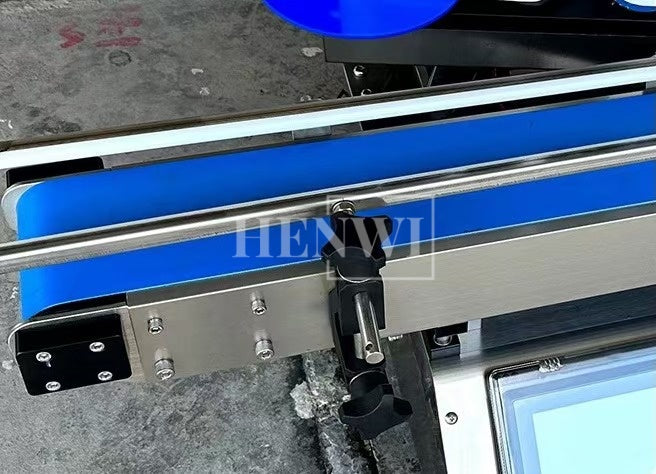 Henwi HWLM-S-VR Manual Vertical Model Round Bottle Jar Labeller Machine Self-Adhesive Sticker Labeling Machine