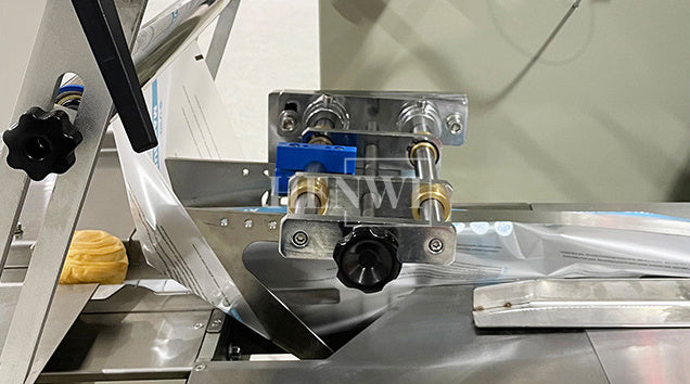 Henwi HWMB-Pillow Model Film Filling Packing Machine Food Bread Fruit Soap Cake Quick Frozen Food Horizontal Bagging Sealing Machine