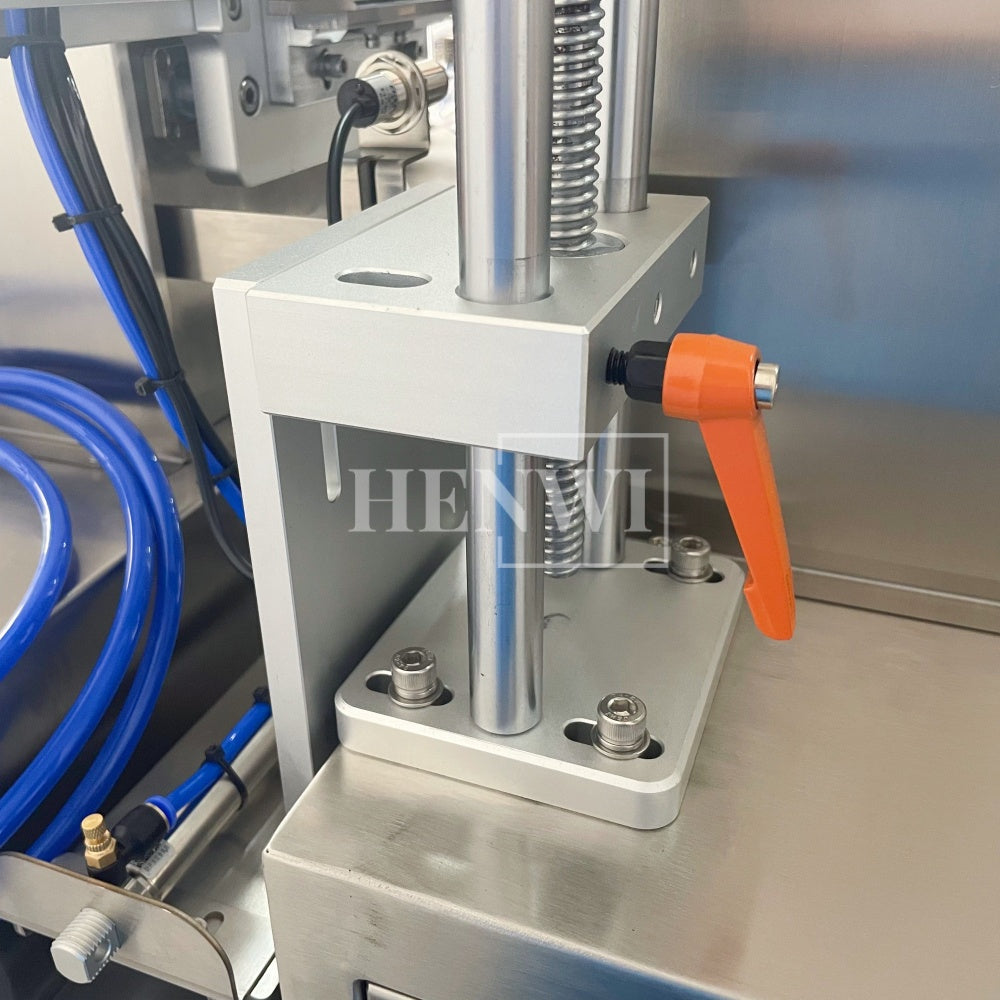 Henwi HWFM-S-VF1 Полуавтоматическая машина для розлива и упаковки жидкостей с одной насадкой Вертикальный наполнитель для бутылок с 1 головкой